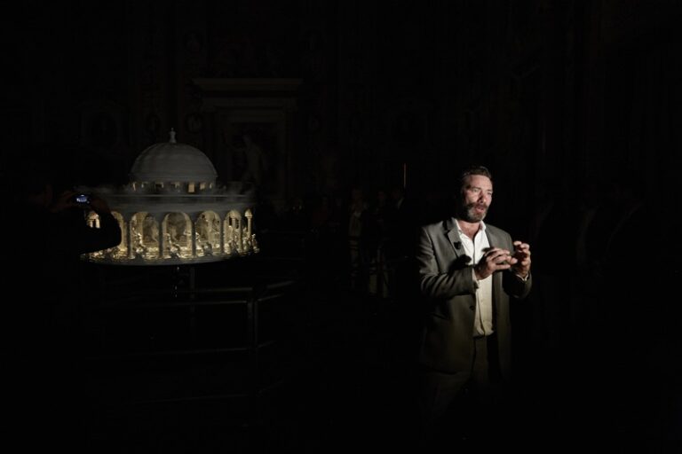 Mat Collishaw Foto Andrea Simi Mat Collishaw alla Galleria Borghese. L'artista inglese espone nel pantheon dei grandi di Rinascimento e Barocco, ecco chiccera all’opening