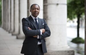 Muore a 55 anni Okwui Enwezor, critico d’arte e curatore di documenta e della Biennale di Venezia