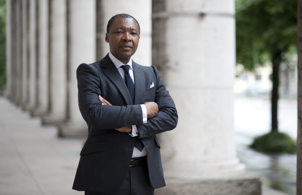 Okwui Enwezor si dimette dalla direzione della Haus der Kunst di Monaco per motivi di salute