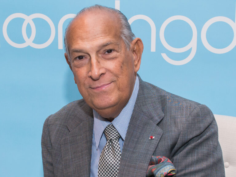 Oscar de la Renta 2 Muore a 82 anni Oscar de la Renta, lo stilista delle first lady. Re dell’eleganza senza tempo, aveva vestito Jackie Kennedy e Nancy Regan