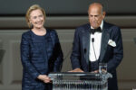 Oscar de la Renta e Hillaty Clinton Muore a 82 anni Oscar de la Renta, lo stilista delle first lady. Re dell’eleganza senza tempo, aveva vestito Jackie Kennedy e Nancy Regan