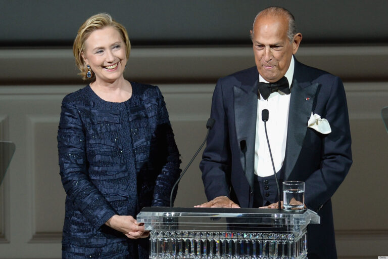 Oscar de la Renta e Hillaty Clinton Muore a 82 anni Oscar de la Renta, lo stilista delle first lady. Re dell’eleganza senza tempo, aveva vestito Jackie Kennedy e Nancy Regan