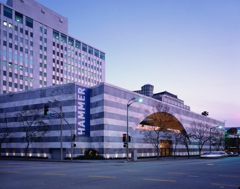 PORTANTE Hammer Museum exterior 2005 by Elon Schoenholz 2 xl 800x631 Close-up Los Angeles. Ascesa di una stella