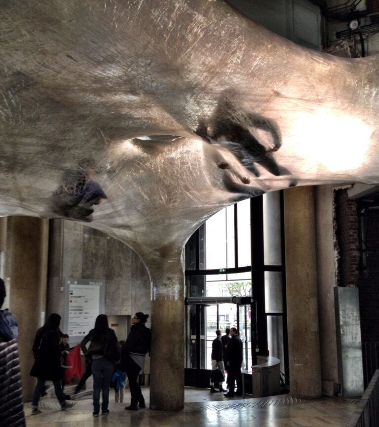 Photo 219 Paris Updates: strisciare sospesi a tre metri d'altezza nel Palais de Tokyo in una enorme scultura di scotch. Esperienza da non mancare a Parigi