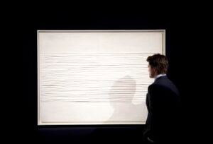 London Updates: ancora scintille all’Italian Sales, stavolta da Sotheby’s. Record per Castellani, Bonalumi, Simeti e soprattutto per Piero Manzoni, con un Achrome a 12,6 milioni di sterline