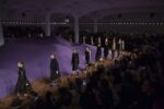 Prada SS15 Milano 5 Milano Fashion Week. Miuccia Prada postmoderna, tra le dune lilla di Rem Koolhaas