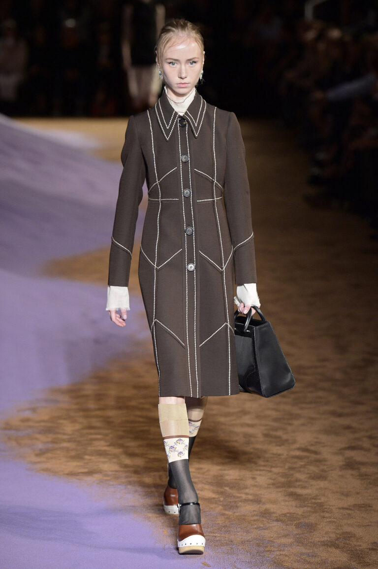 Prada SS15 Milano catwalk Milano Fashion Week. Miuccia Prada postmoderna, tra le dune lilla di Rem Koolhaas