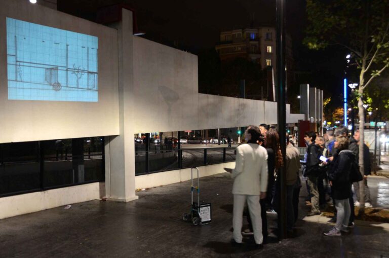 Progetto DEDALE Passeggiata Notturna Larte cambia la città Proiezione video sullopera La Grande fontaine di Katinka Bock ©Jacques Schoumann Esplorazioni artistiche pedestri. La Biennale di Belleville