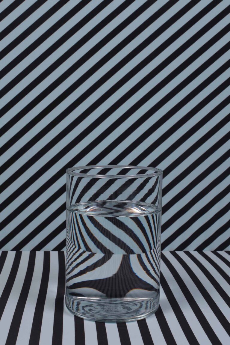 Progetto LARTOTHEQUE Matthieu Mercier Sans titre verre 2012 ©Galerie TORRI Esplorazioni artistiche pedestri. La Biennale di Belleville