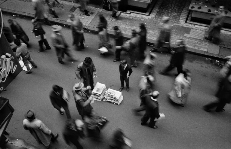 René Burri Newspaper Seller on Florida Street Buenos Aires Argentina 1958 © Renè Burri Addio a René Burri, il grande fotografo svizzero ritrattista del Che Guevara. Una carriera ricchissima, culminata con la nomina a presidente dell’Agenzia Magnum