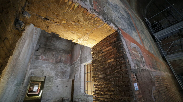 Restauri in corso alla Domus Aurea 3 Riapre la Domus Aurea: al via le visite guidate al cantiere per il restauro della reggia di Nerone e il crowdfunding lanciato da Sky Arte