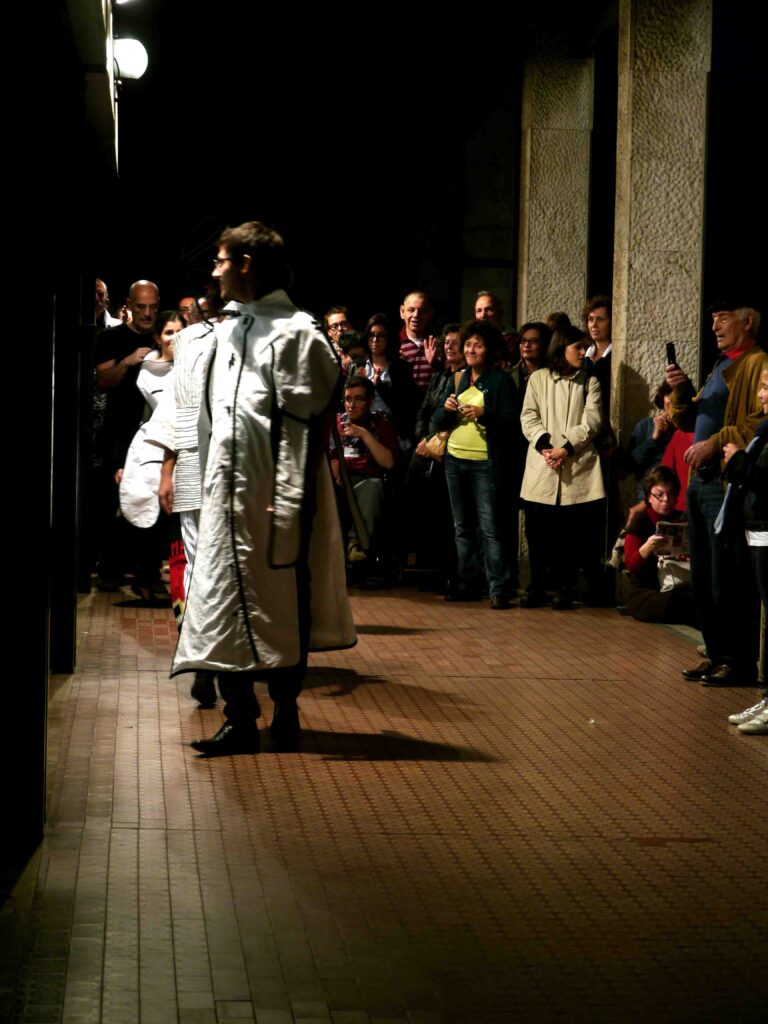Sfilata da Wurmkos Wurmkos vende moda: sfilata a Sesto San Giovanni per il progetto di arte sociale che coinvolge il laboratorio livornese Bassa Sartoria