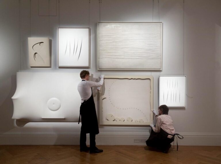 Sothebys Italian Sale 2014 Paris Updates: Fiac Total White. Un nuovo tour fotografico, sulle tracce del “non colore” che trionfa in questo ottobre. Dalle aste londinesi agli stand della fiera