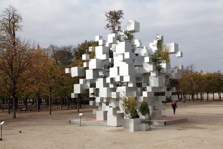 Sou Fujimoto ManY small Cubes Paris Updates: quindici immagini per raccontarvi dalle Tuileries la sezione opere di grandi dimensioni della Fiac. Unlimited in giardino, da Baselitz a Boltanski, a Houseago