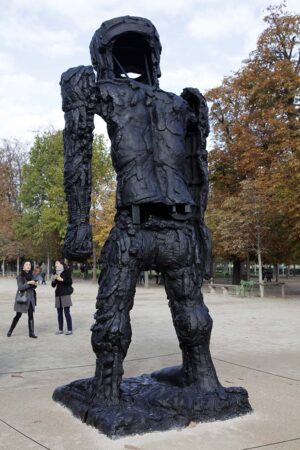 Paris Updates: quindici immagini per raccontarvi dalle Tuileries la sezione opere di grandi dimensioni della Fiac. Unlimited in giardino, da Baselitz a Boltanski, a Houseago