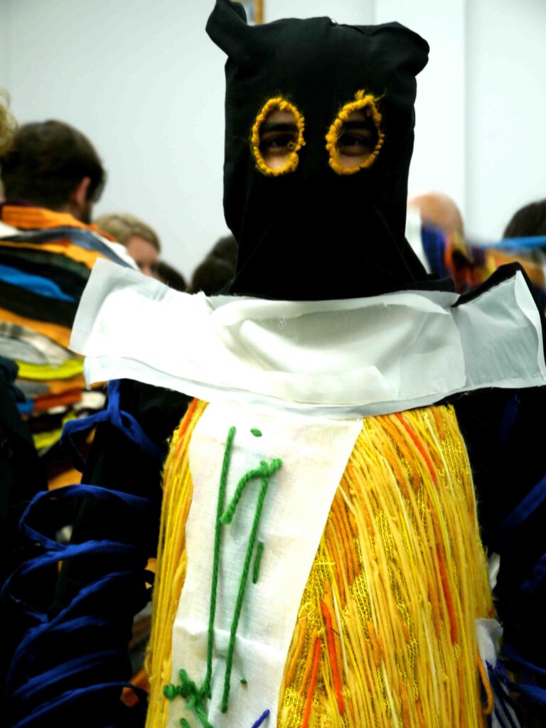 Un abito Wurmkos Wurmkos vende moda: sfilata a Sesto San Giovanni per il progetto di arte sociale che coinvolge il laboratorio livornese Bassa Sartoria