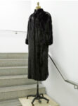 Untitled 2007 Mixed media and American mink fur Coat 132.1 x 58.4 x 15.2 cm Mannequin 2 x 39.4 x 25.4 cm Photo Jack Hems and Patrick Dandy David Hammons gioca a basket da White Cube