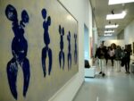 Yves Klein a Milano 2 Yves Klein ritrova Lucio Fontana a Milano: fotogallery in anteprima dalla mostra che al Museo del Novecento ci riporta al 1957...