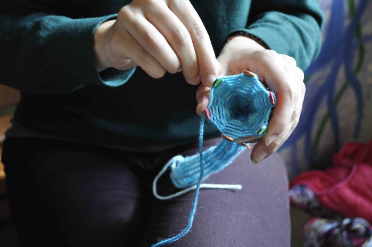 intreccio azzurro Zig Zag, la nobile tradizione tessile, in un progetto europeo per adulti e bambini. Da Explora, a Roma, si intrecciano i fili della creatività
