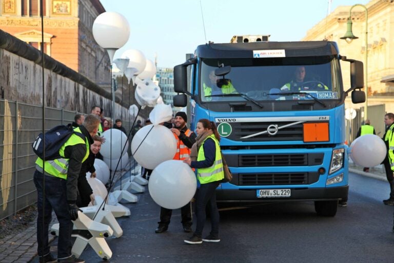 25 Jahre Mauerfall Ballons © Kulturprojekte Berlin Foto Antje Schroede 3 25 anni fa cadeva il muro di Berlino. Nella capitale tedesca prendono il via grandiosi festeggiamenti: con una megainstallazione di palloni luminosi, ecco le immagini live...