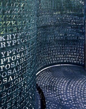 Chi vuol risolvere l’enigma più resistente della storia dell’arte? È racchiuso in una scultura collocata in Virginia, nel cortile del quartier generale della CIA…