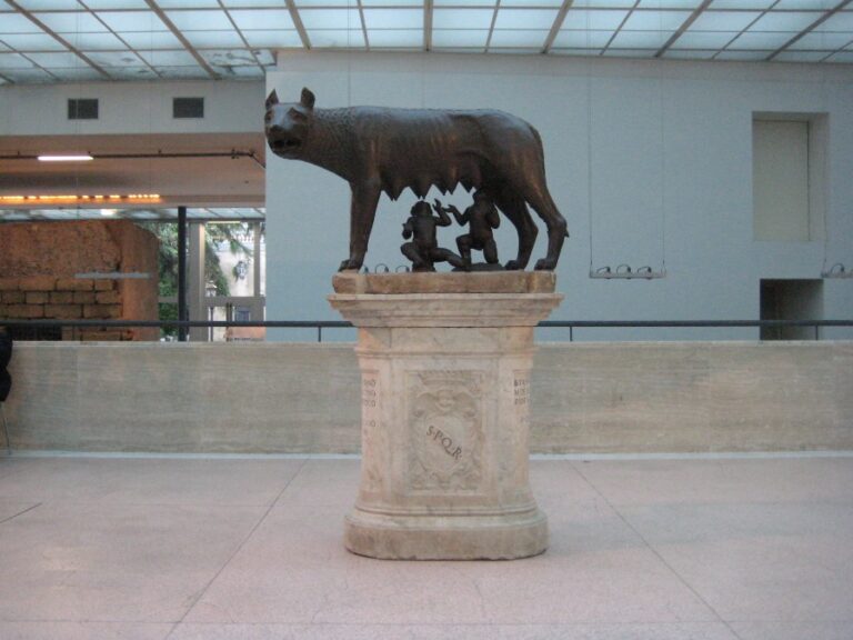 3 La Lupa spostata nellesedra del Marco Aurelio Lux in Arcana 2012 Inpratica. La capitolazione dei Musei Capitolini (I)