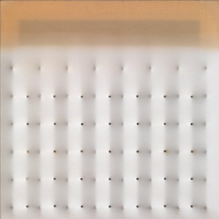 4. Enrico Castellani Frammento di Polittico 1975 acrilico e resina su tela estroflessa Approcci alternativi allo Zero (e dintorni). A Marcon
