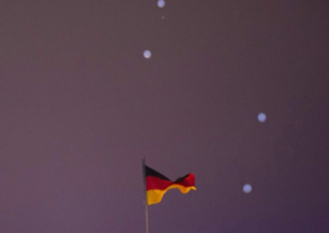 Messaggi in volo nel cielo sopra Berlino. Immagini della grande performance collettiva che ha concluso le celebrazioni dei 25 anni della caduta del Muro
