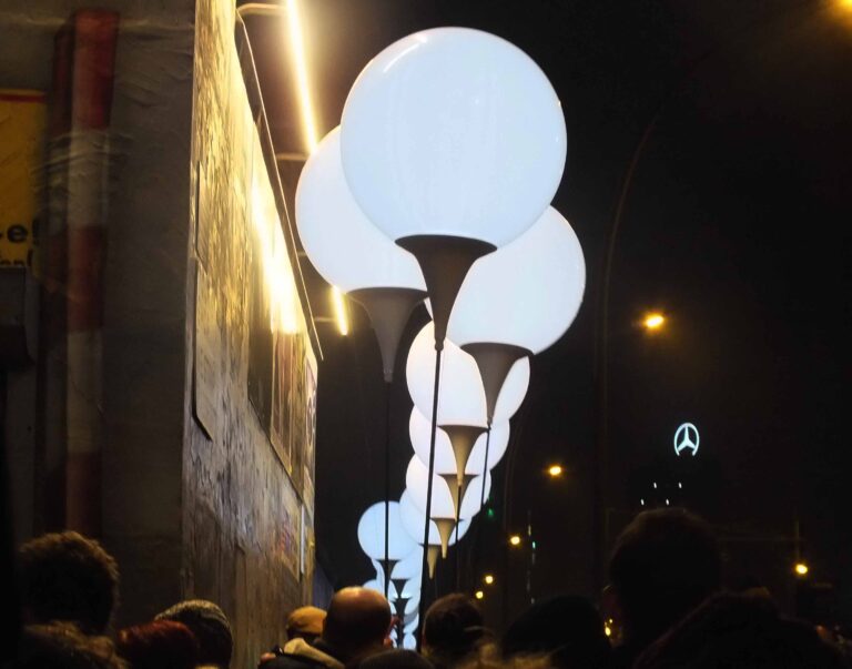 Berlino 9 novembre 2014 25 jahre Mauerfall 6 East Side Gallery © Silvia Neri Messaggi in volo nel cielo sopra Berlino. Immagini della grande performance collettiva che ha concluso le celebrazioni dei 25 anni della caduta del Muro