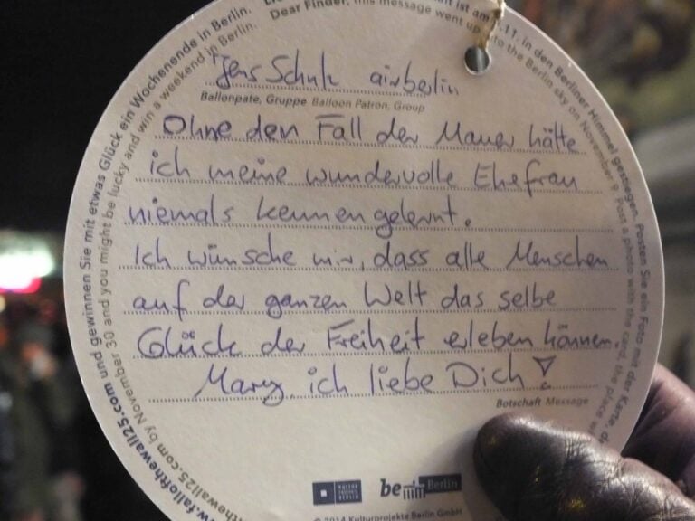 Berlino 9 novembre 2014 25 jahre Mauerfall 7 East Side Gallery © Silvia Neri Messaggi in volo nel cielo sopra Berlino. Immagini della grande performance collettiva che ha concluso le celebrazioni dei 25 anni della caduta del Muro