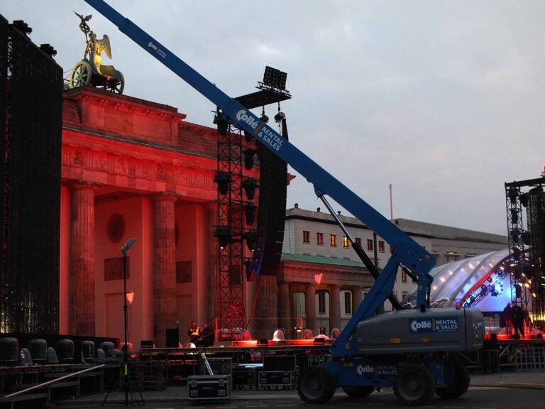 Brandenburger Tor © Silvia Neri 25 anni fa cadeva il muro di Berlino. Nella capitale tedesca prendono il via grandiosi festeggiamenti: con una megainstallazione di palloni luminosi, ecco le immagini live...