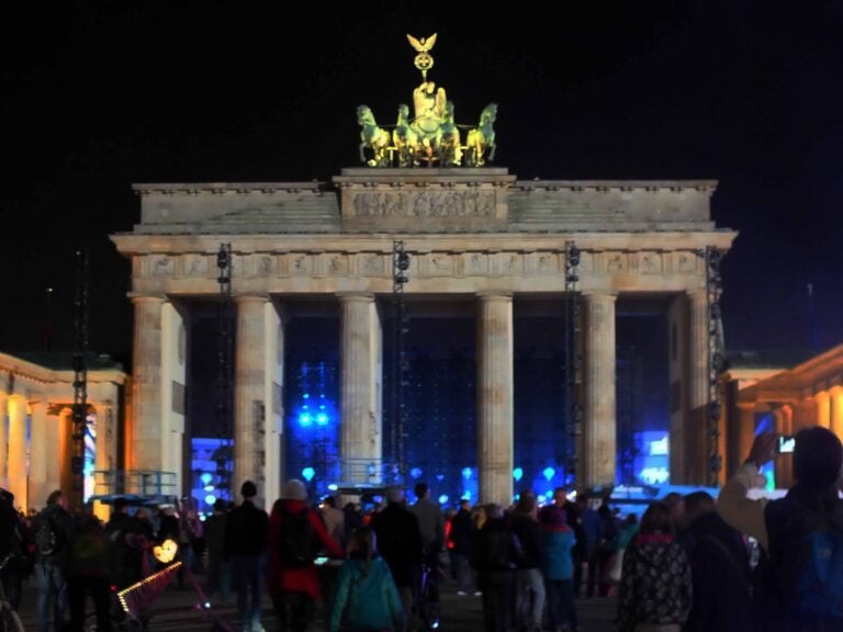 Brandenburger Tor 2 © Silvia Neri 25 anni fa cadeva il muro di Berlino. Nella capitale tedesca prendono il via grandiosi festeggiamenti: con una megainstallazione di palloni luminosi, ecco le immagini live...