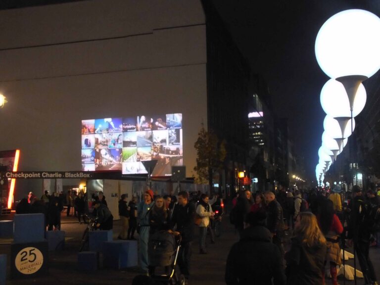 Check Point Charlie © Silvia Neri 25 anni fa cadeva il muro di Berlino. Nella capitale tedesca prendono il via grandiosi festeggiamenti: con una megainstallazione di palloni luminosi, ecco le immagini live...