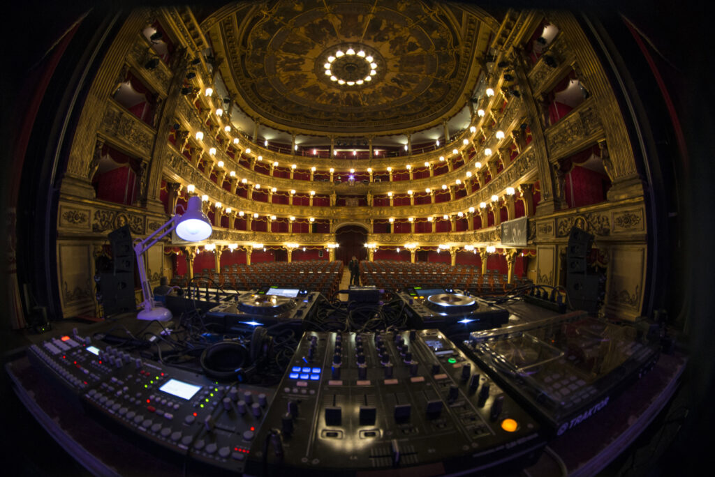 Torino Updates: racconto per immagini dalla prima serata di Club to Club 2014. Al Teatro Carignano festa per i 10 anni della mitica etichetta inglese Hyperdub
