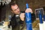 Elio Germano firma la bottiglia di GREY GOOSE Large 620x412 Il Centro Sperimentale di Cinematografia guarda avanti. Assegnate a Roma le borse di studio sostenute da Grey Goose, la vodka cinefila: ecco le immagini