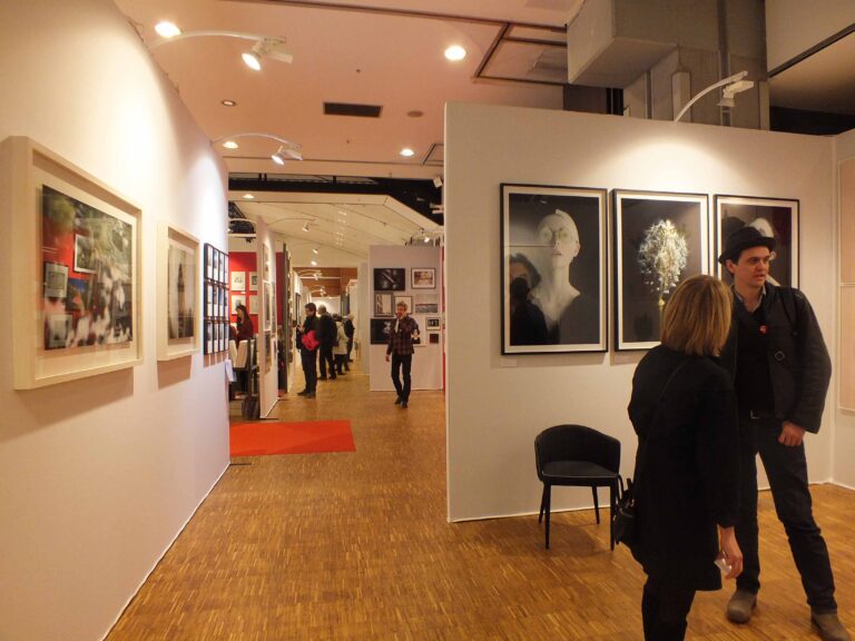 Fotofever Carrousel du Louvre 15 © Silvia Neri Fotofever Paris 2014, ecco le prime immagini. Alla fiera al Carrousel du Louvre giovani artisti, giovani collezionisti e tanta Italia, con ben diciassette gallerie