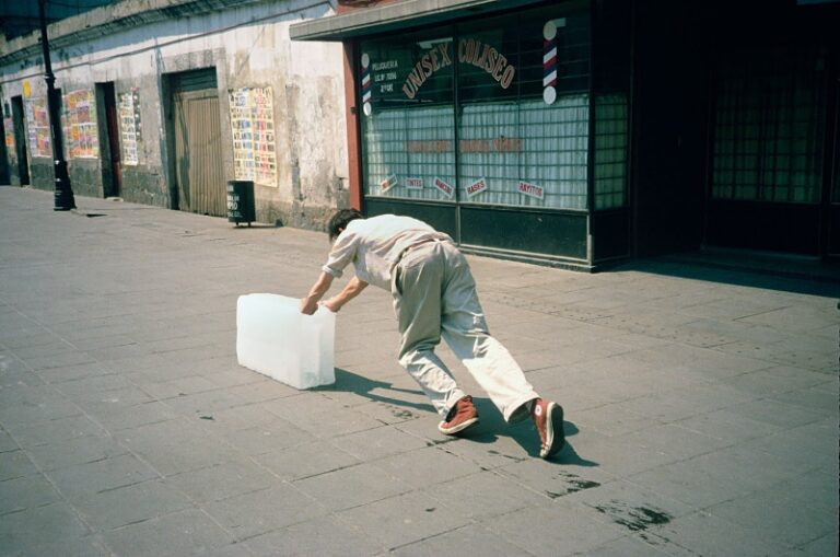 Francis Alÿs Sometimes Making Something Leads to Nothing 1997 800x530 Francis Alÿs a Varsavia. Traghettatore fra reale e immaginario