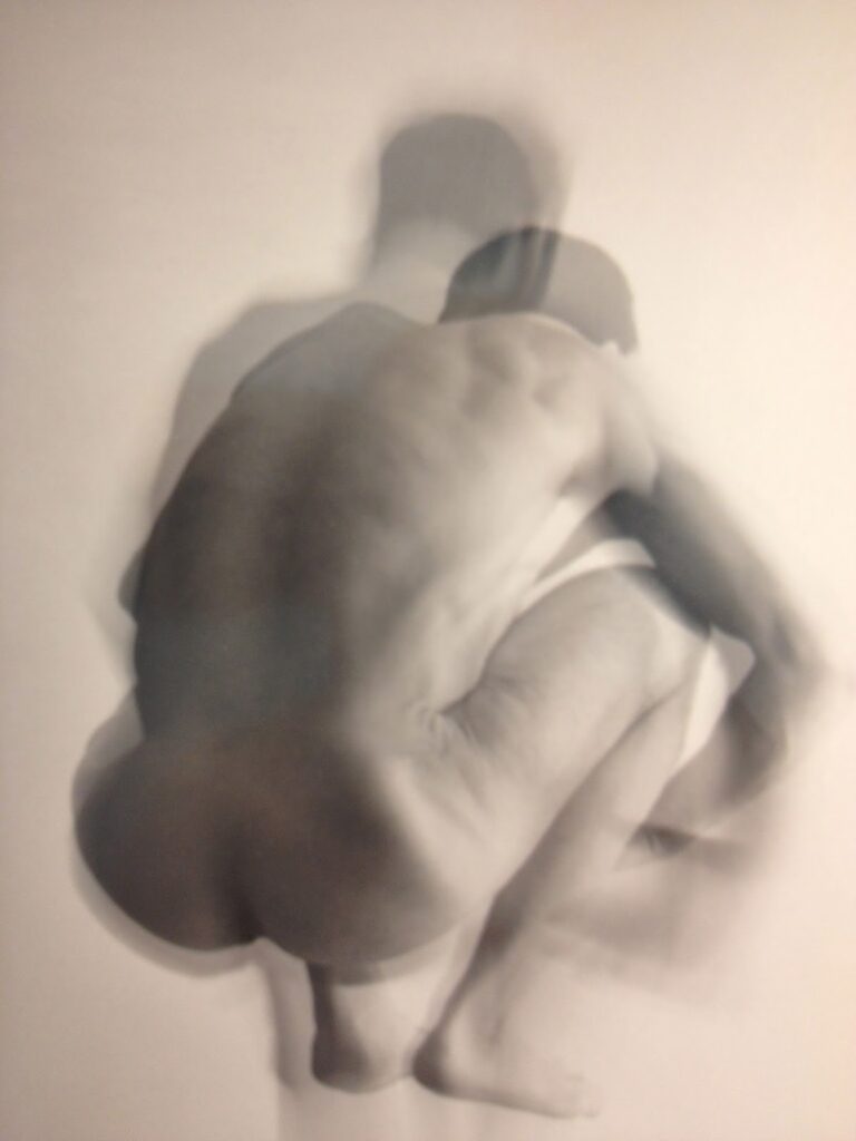 Gianni Caravaggio. Piegarsi per il proprio peso 2013. fonte ivanmariavele.blogspot.it L’essenza di Gianni Caravaggio. A Gallarate