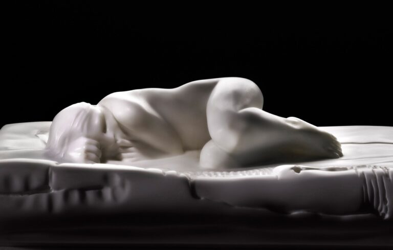 Giuliano Vangi Donna sulla battigia 2014 marmo bianco cm.12x44x55 xl Materia viva e scabra. La scultura secondo Giuliano Vangi