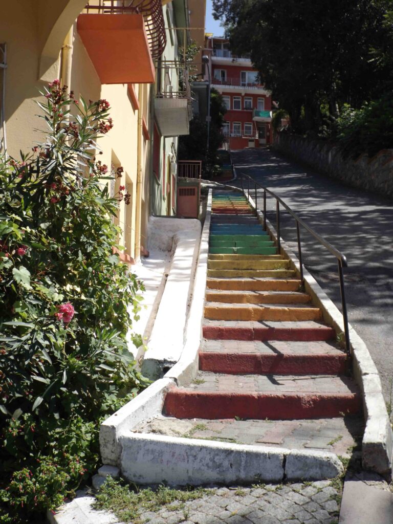 Gli scalini colorati nei quartieri di Istanbul Weekend a Istanbul. Biennale, fiera, festival e molto altro