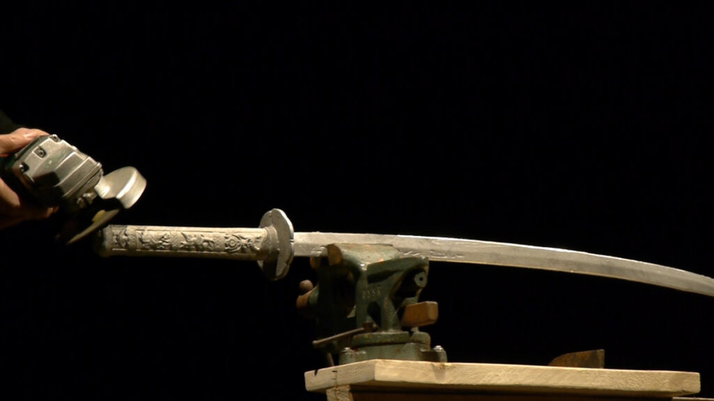 H.H. Lim operaio a Milano: immagini e video dalla performance dell’artista malese al Teatro Verdi, tra spade samurai ed Expo 2015