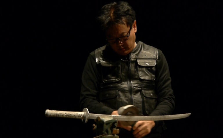 H.H. Lim a Milano H.H. Lim operaio a Milano: immagini e video dalla performance dell’artista malese al Teatro Verdi, tra spade samurai ed Expo 2015