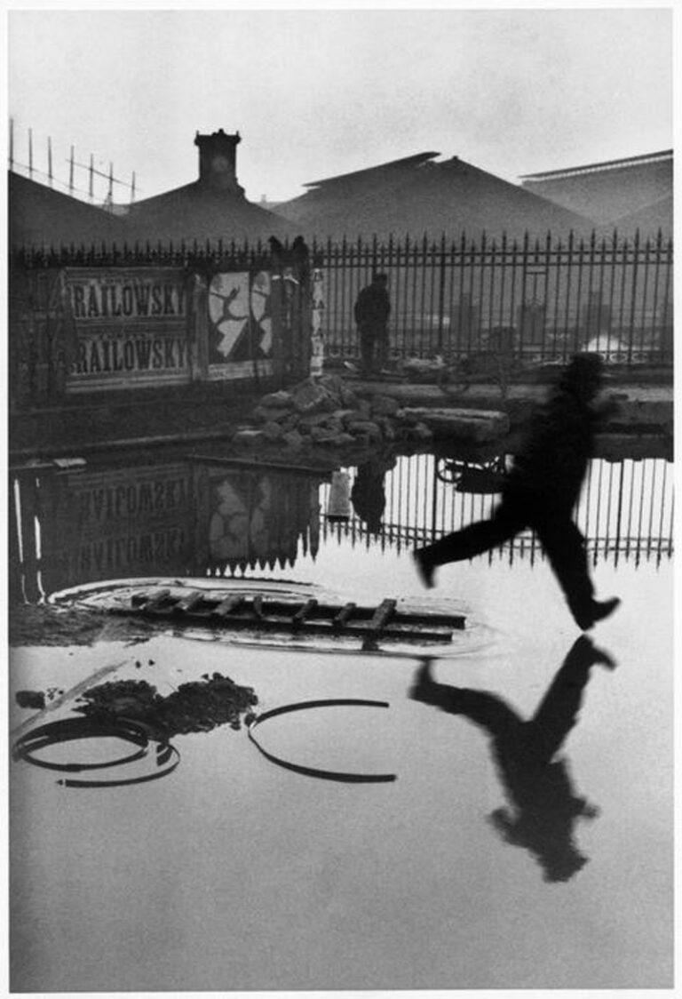 Henri Cartier Bresson Gare St. Lazare 1932 ERIC FRANCK Fine Art Ecco il racconto per immagini del primo giorno Paris Photo. Fotografie da un milione e mezzo di dollari, Thomas Ruff in conversation, le recenti acquisizioni del MoMA, E tanti capolavori fra gli stand