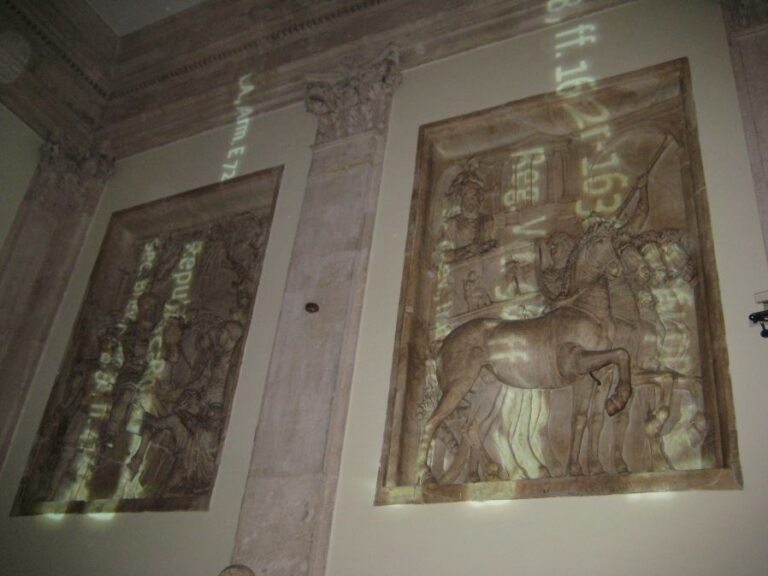 I rilievi antichi dello scalone usati come schermi per proiezioni Lux in Arcana 2012 Inpratica. La capitolazione dei Musei Capitolini (I)