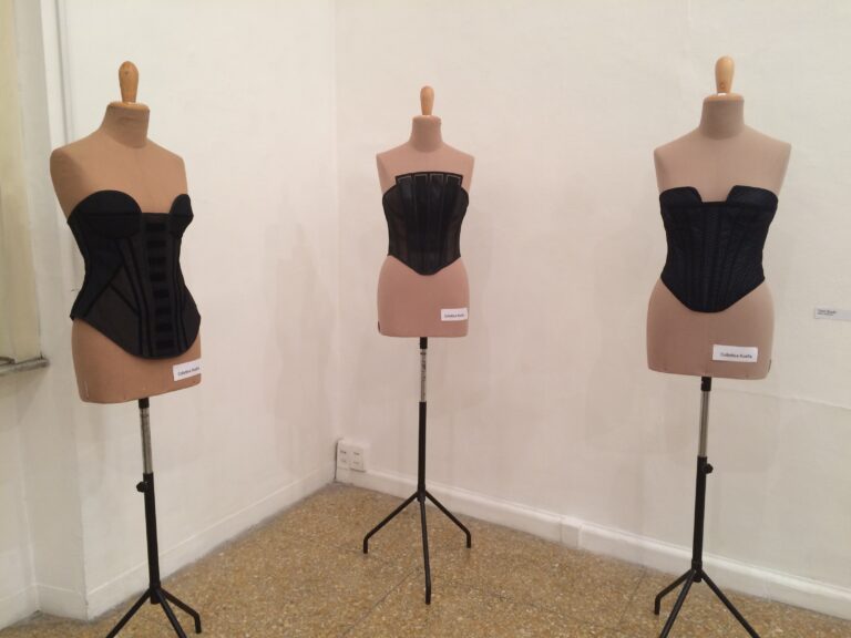 IMG 5700 L’antenato del reggiseno? Il corsetto, storica sexy-trappola per milioni di donne. Lo reinventano gli studenti della Temple Univerity di Roma. In chiave artistica