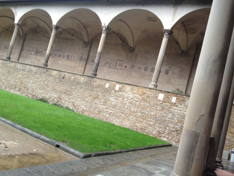 Il colonnato della Cappella dei Pazzi di Firenze Chi vuol fare il mecenate con pochi euro? Parte la campagna di crowdfunding per restaurare la Cappella dei Pazzi di Firenze, capolavoro del Brunelleschi