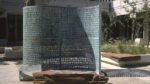 Kryptos 644x362 Chi vuol risolvere l'enigma più resistente della storia dell'arte? È racchiuso in una scultura collocata in Virginia, nel cortile del quartier generale della CIA...