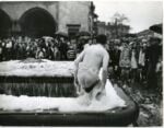 Krzysztof Niemczyk – Bagno nella fontana della Piazza del Mercato a Cracovia metà anni Sessanta. Courtesy Archivio Anka Ptaszkowska La Polonia a Roma. Terzo episodio al Pastificio Cerere