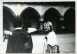 Krzysztof Niemczyk con le ali Piazza del Mercato Cracovia 1970 circa – ph Adam Rzepecki. Courtesy Archivio Anka Ptaszkowska La Polonia a Roma. Terzo episodio al Pastificio Cerere