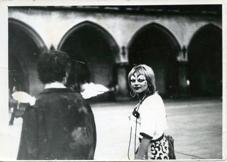 Krzysztof Niemczyk con le ali Piazza del Mercato Cracovia 1970 circa – ph Adam Rzepecki. Courtesy Archivio Anka Ptaszkowska La Polonia a Roma. Terzo episodio al Pastificio Cerere